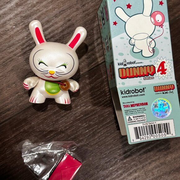 Kidrobot Dunny Series 4 Shane Jessup Lucky Cat Closed Eyes 3/96 - Picture 2 of 5